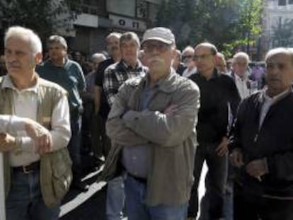 Decenas de pensionistas participan en una manifestación frente al Ministerio de Sanidad ene Atenas (Grecia) para protestar contra los recortes que afectan a sus pensiones y a los tratamientos médicos de los que se benefician. EFE/Archivo