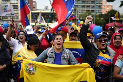 Los opositores del presidente venezolano, Nicols Maduro, protestan antes de su toma de posesin para un tercer mandato en Bogot, Colombia.