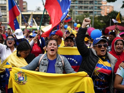 Los opositores del presidente venezolano, Nicolás Maduro, protestan antes de su toma de posesión para un tercer mandato en Bogotá, Colombia.