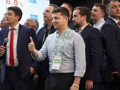 El presidente de Ucrania, Volodimir Zelenski, en la sede electoral de su partido, Servidor del Pueblo, en Kiev, el domingo.