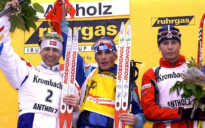 Raphael Poiree, ganador de la prueba de persecución de 12,5 kms de Anterselva (Italia), valedera para la Copa del Mundo de biatlón, posa en el podio flanquedo por Ole Einar Bjoerndalen, segundo, y Daniel Mesotitsch, tercero.
