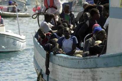 El barco pesquero<i> Aliança SV, </i>con 95 inmigrantes y dos tripulantes a bordo, a su llegada al puerto de Los Cristianos (Tenerife).