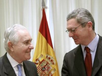 El presidente del Supremo, Carlos D&iacute;var, saluda al ministro Alberto Ruiz-Gallard&oacute;n. 