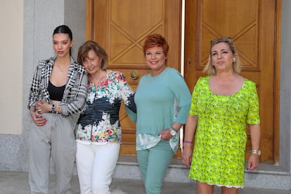 La periodista María Teresa Campos con sus hijas Terelu y Carmen Borrego y su nieta Alejandra Rubio (a su izquierda) en su casa con motivo de su 79 cumpleaños
18/06/2020
Madrid