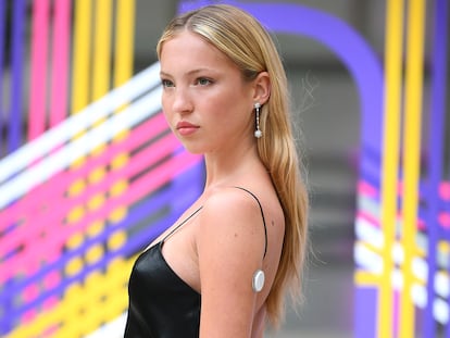 Lila Moss, hija de Kate Moss, es diabética tipo 1 y ha ayudado a normalizar llevar sensor de glucosa. En la imagen, con el modelo FreeStyle Libre en su brazo.