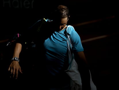 Nadal abandona la Philippe Chatrier tras caer contra Zverev.