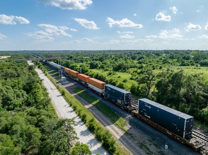 A freight train in Round Rock (Texas, USA). 