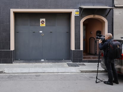 Vivienda donde ha aparecido los cadáveres de una mujer y sus dos hijos en El Prat de Llobregat, este miércoles.