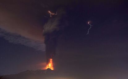 Vista de la nube de cenizas y lava expulsada por el volcán Etna desde Catania (Italia). Las autoridades se han visto obligadas al cierre de un aeropuerto situado a 70 kilómetros.