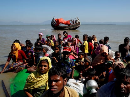 Refugiados rohinyás esperan a las autoridades migratorias en Bangladés, en noviembre de 2017.