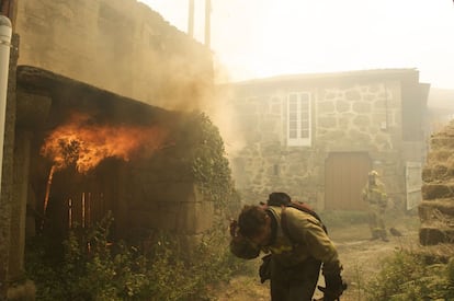 Un jefe de brigada ha resultado herido durante las labores de extinción de un fuego fuera de control en A Merca (Ourense) y presenta quemaduras de segundo grado en las manos