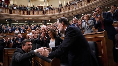 El portavoz del PNV, Aitor Esteban, felicita a Mariano Rajoy tras su reelección como presidente del Gobierno.