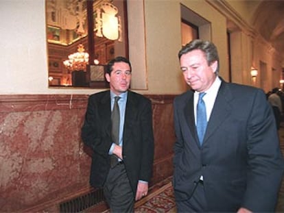 El ministro de Justicia, José María Michavila, y el portavoz del PP, Luis de Grandes, en una fotografía de archivo.