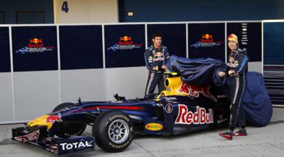 Mark Webber (izquierda) y Sebastian Vettel (derecha) destapan el nuevo RB6