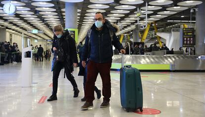 Una familia evacuada, este lunes en Barajas. 