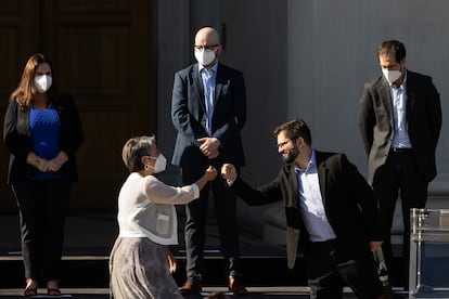 La futura ministra de Trabajo y Previsión Social de Chile, Jeannette Alejandra Jara, saluda al presidente electo, Gabriel Boric, durante la presentación oficial de su gabinete.