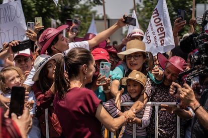Claudia Sheinbaum saluda a sus seguidores en un acto de campaña en Chalco (Estado de México), el 11 de mayo.