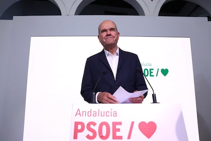Manuel Chaves, durante su rueda de prensa este jueves en la sede del PSOE en Sevilla.