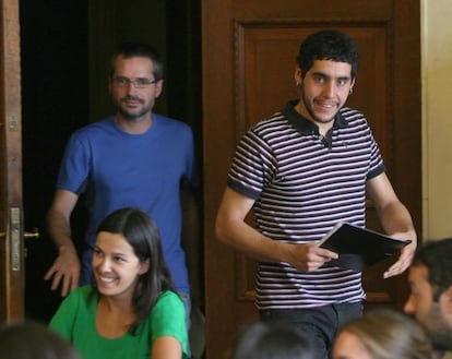 El concejal Axier Jaka, en primer término, ayer antes de la rueda de prensa.