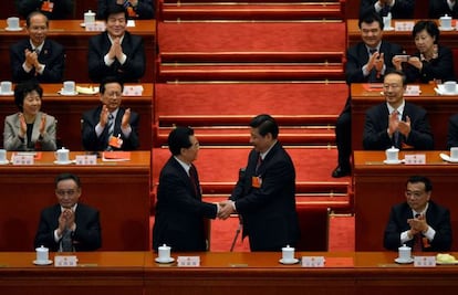 Hu Jintao saluda al nuevo presidente chino Xi Jinping.