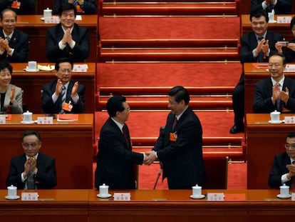Hu Jintao saluda al nuevo presidente chino Xi Jinping.