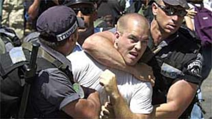 La policía israelí detiene a un manifestante sin identificar durante un enfrentamiento entre israelíes y palestinos en Jerusalén.