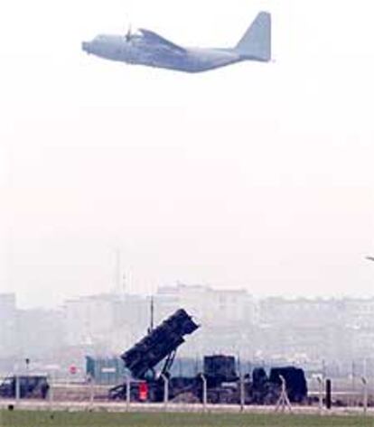 Un avión de EE UU despega de una base turca protegida por misiles Patriot.