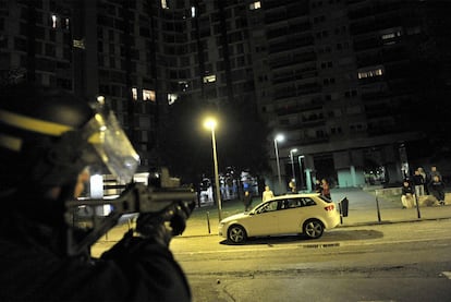 Un miembro de las fuerzas especiales de la Gendarmería, el sábado por la noche en Grenoble.