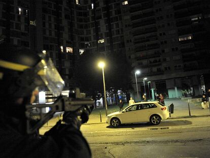 Un miembro de las fuerzas especiales de la Gendarmería, el sábado por la noche en Grenoble.