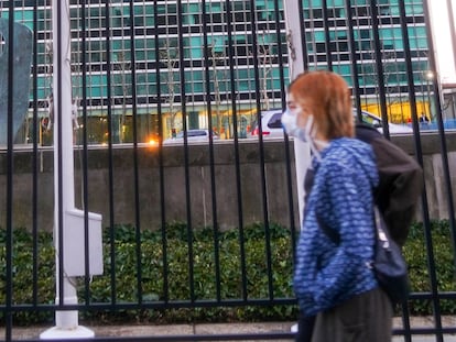 Una mujer con mascarilla pasa por delante de la sede de Naciones Unidas, a finales de marzo en Nueva York.