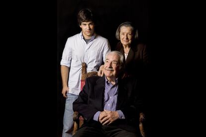 &Aacute;lvaro Mutis junto a su esposa Carmen y su nieto Nicol&aacute;s, retratados en Madrid, en 2007