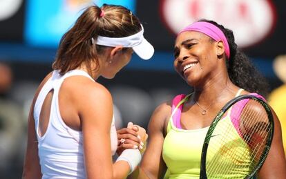 Serena Williams y Garbi&ntilde;e Muguruza se saludan tras el partido.