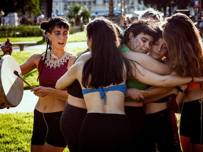 Un grupo de mujeres se abraza durante la manifestación del Día Internacional de la Mujer en Buenos Aires, en 2023.