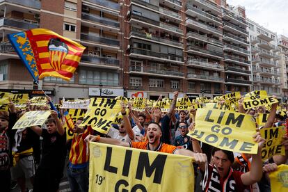 Aficionados del Valencia protestan contra el propietario del equipo, Peter Lim, antes del partido de Liga ante el Girona en Mestalla el 19 de mayo de 2024.