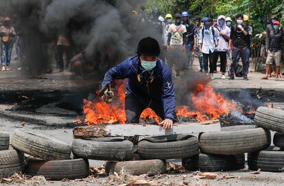 Ativista em uma barricada improvisada pelos manifestantes neste sábado em Rangum.