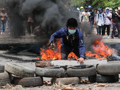 Ativista em uma barricada improvisada pelos manifestantes neste sábado em Rangum.