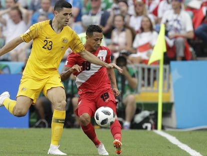 Tom Rogic y Yoshimar Yotun durante el partido entre Australia y Perú.