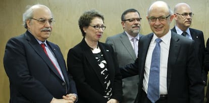 El ministro Crist&oacute;bal Montoro, junto al consejero Andreu Mas-Colell, en un Consejo de Pol&iacute;tica Fiscal.