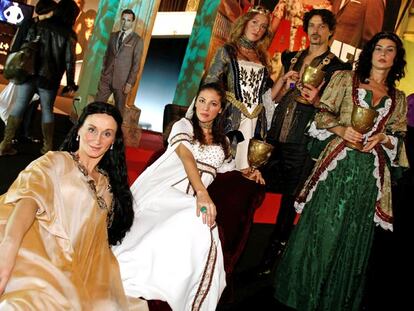 Un grupo de actores disfrazados de los personajes de la serie <i>Los Tudor</i>.