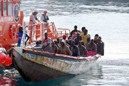 Llegada al puerto de Los Cristianos de una barcaza con 44 inmigrantes indocumentados.