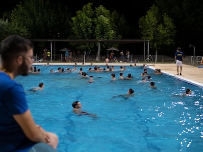 Piscina municipal de la localidad sevillana de Gines, durante su apertura en horario nocturno para combatir las altas temperaturas durante la ola de calor el martes.