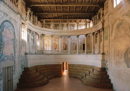 El teatro conserva la columnata coronada por dioses olímpicos diseñada por Scamozzi.