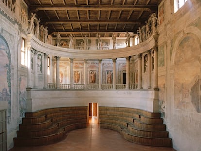 El teatro conserva la columnata coronada por dioses olímpicos diseñada por Scamozzi.