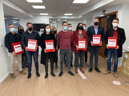 Carlos Fernández Bielsa, en el centro, con miembros del partido que le han apoyado en su campaña de primarias a la secretaria provincial del PSPV en Valencia.