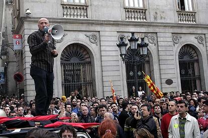 Diego Rejón, líder de la CGT en Seat, se dirige a los manifestantes en la plaza Sant Jaume de Barcelona para que cesen los incidentes.