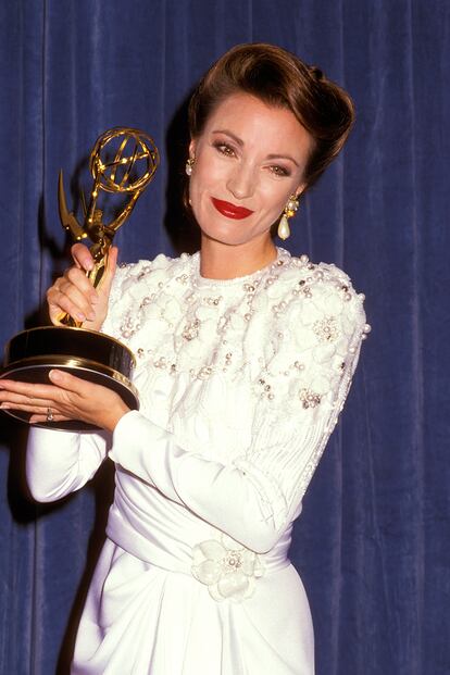 Quién: Jane Seymour
Cuándo: 1988
Qué: La doctora Quinn recogió su único Emmy en el 88, por su trabajo en Onassis: The Richest Man in the World. Para la ocasión escogió un vestido blanco de inspiración años cuarenta.