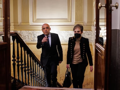 El secretario general del Grupo Socialista en el Congreso de los Diputados, Rafael Simancas, acompaña a la directora del CNI, Paz Esteban, a la Comisión de Control, el 5 de mayo en el Congreso de los Diputados.