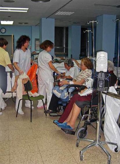 Así estaba esta mañana el box número dos de Urgencias, con pacientes sentadas esperando cama y otros enfermos en camillas.