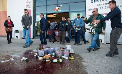 Viticultores franceses rompen botellas de vino espa&ntilde;ol a las puertas de un supermercado en la regi&oacute;n de Guard. 