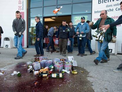 Viticultores franceses rompen botellas de vino espa&ntilde;ol a las puertas de un supermercado en la regi&oacute;n de Guard. 